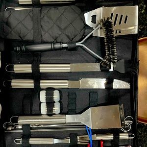 Outdoor grilling set